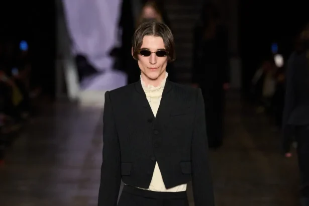 Pour l'automne 2025, McQueen fait revivre l'élégance rebelle avec les codes du dandy victorien