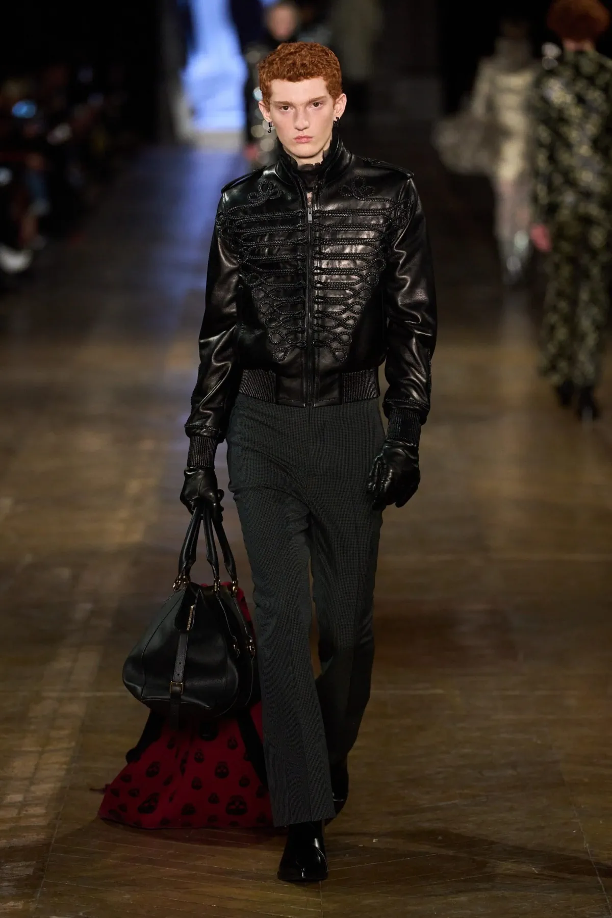 Pour l'automne 2025, McQueen fait revivre l'élégance rebelle avec les codes du dandy victorien