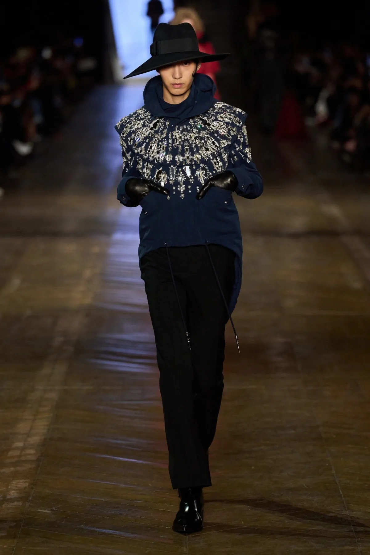 Pour l'automne 2025, McQueen fait revivre l'élégance rebelle avec les codes du dandy victorien