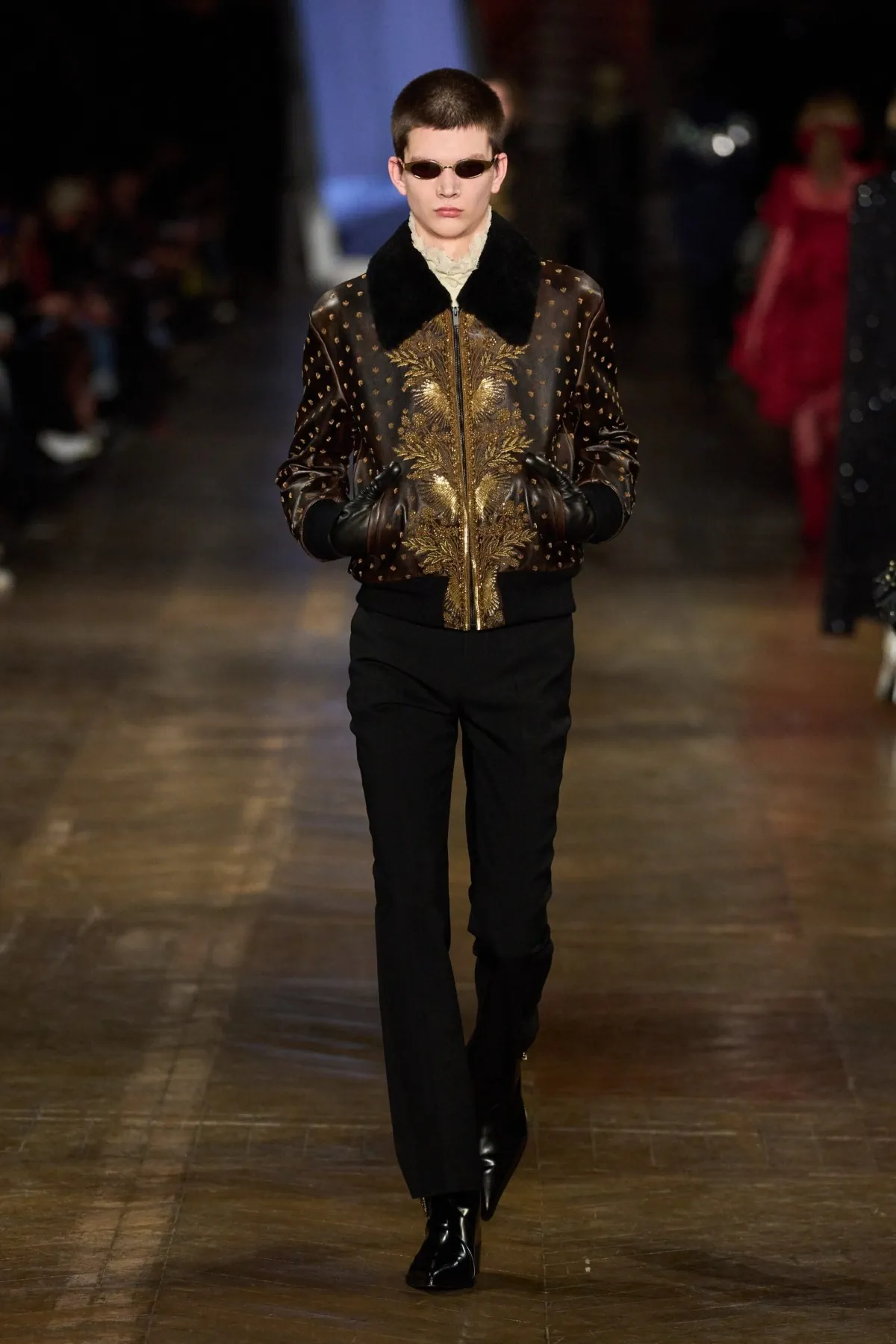 Pour l'automne 2025, McQueen fait revivre l'élégance rebelle avec les codes du dandy victorien