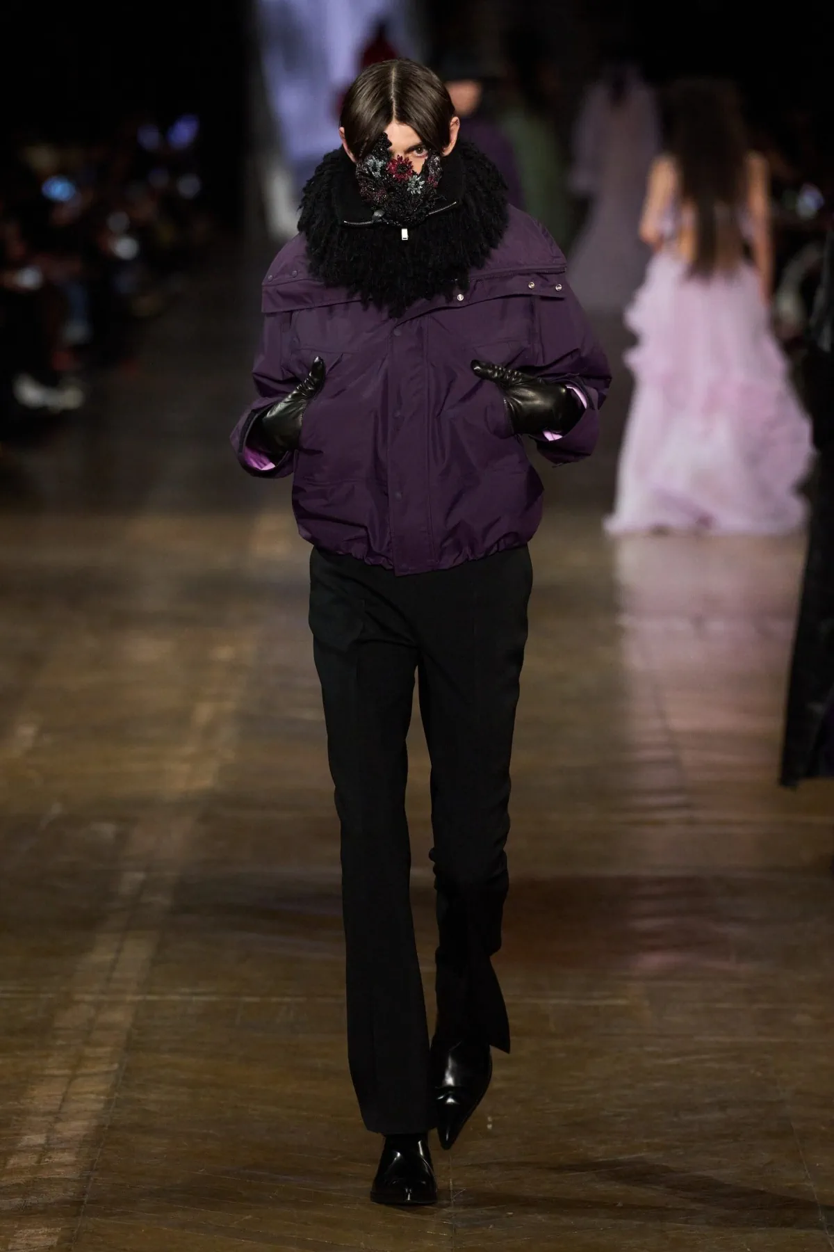 Pour l'automne 2025, McQueen fait revivre l'élégance rebelle avec les codes du dandy victorien