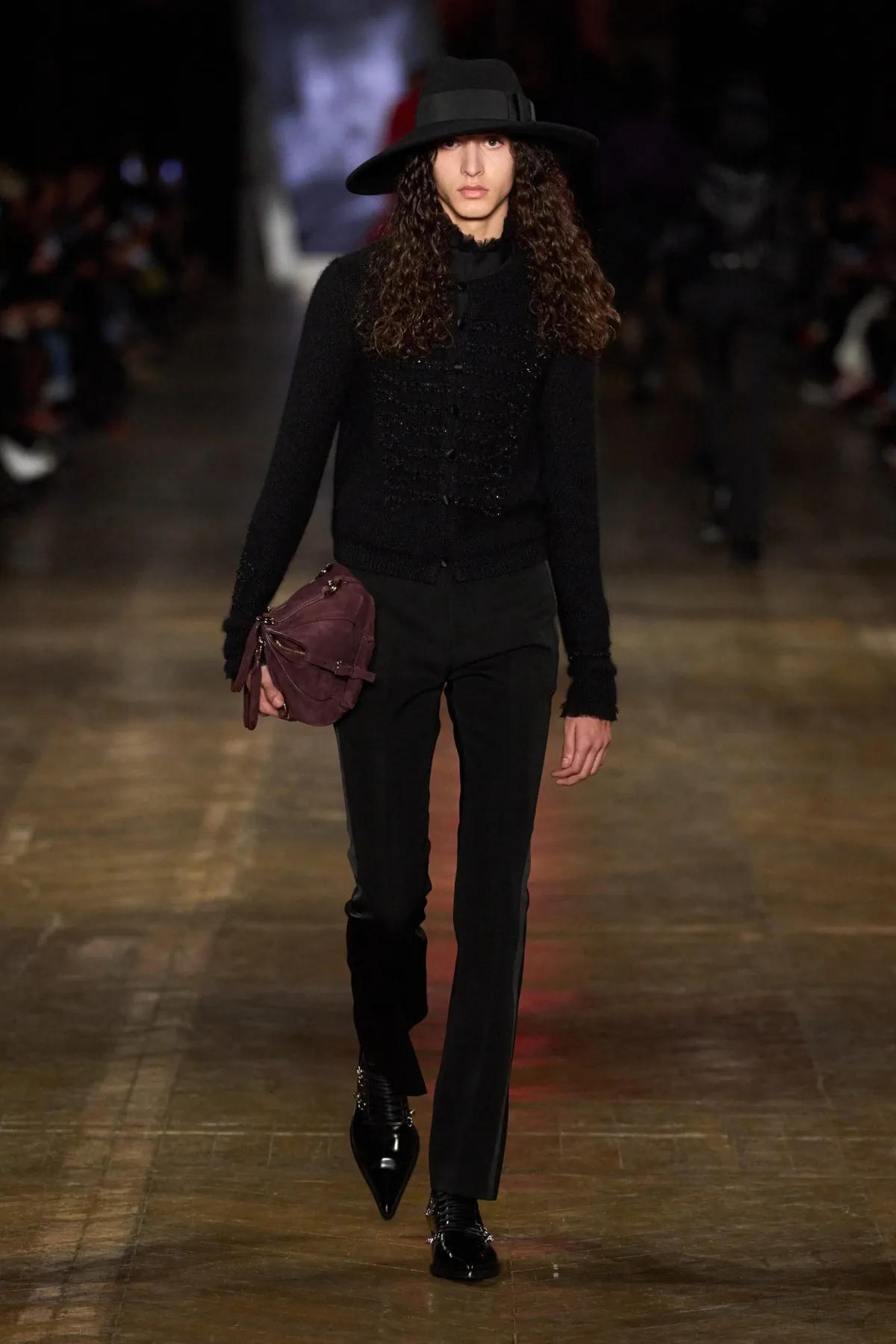 Pour l'automne 2025, McQueen fait revivre l'élégance rebelle avec les codes du dandy victorien
