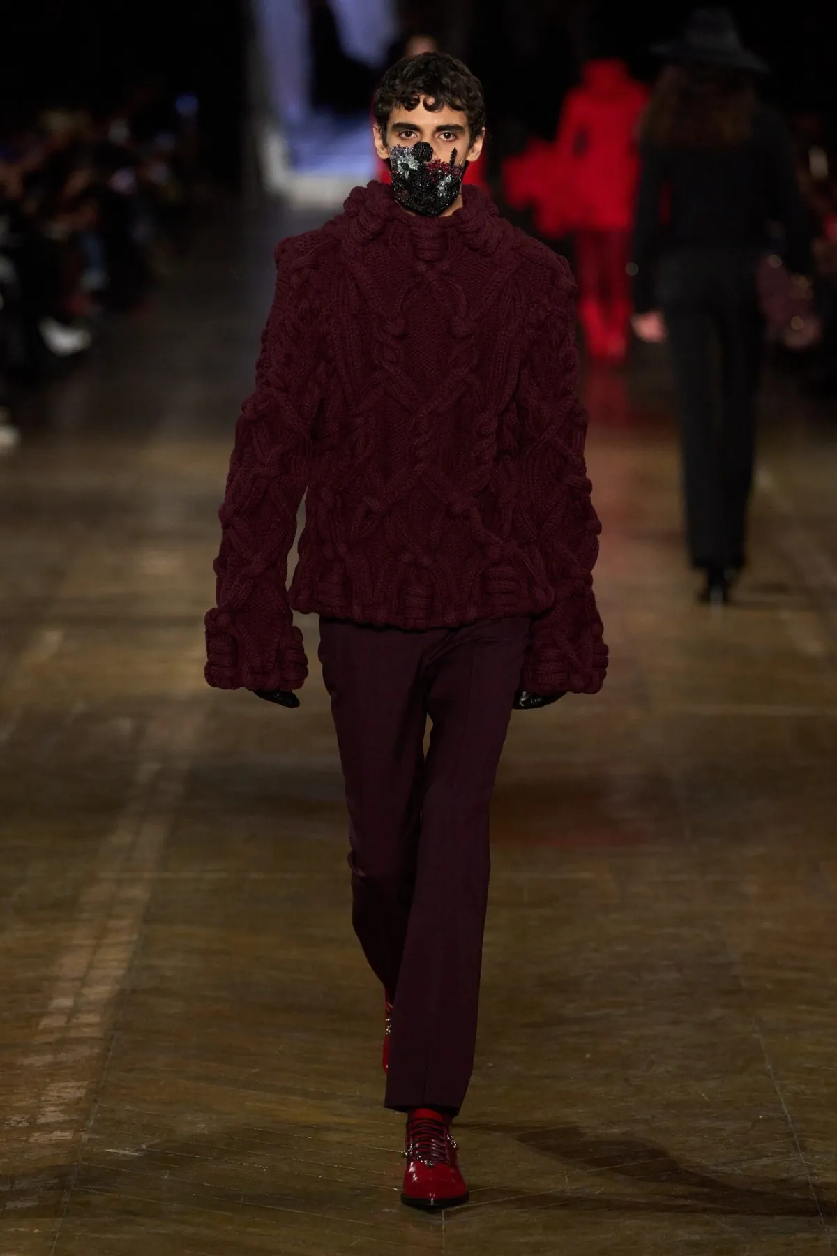 Pour l'automne 2025, McQueen fait revivre l'élégance rebelle avec les codes du dandy victorien