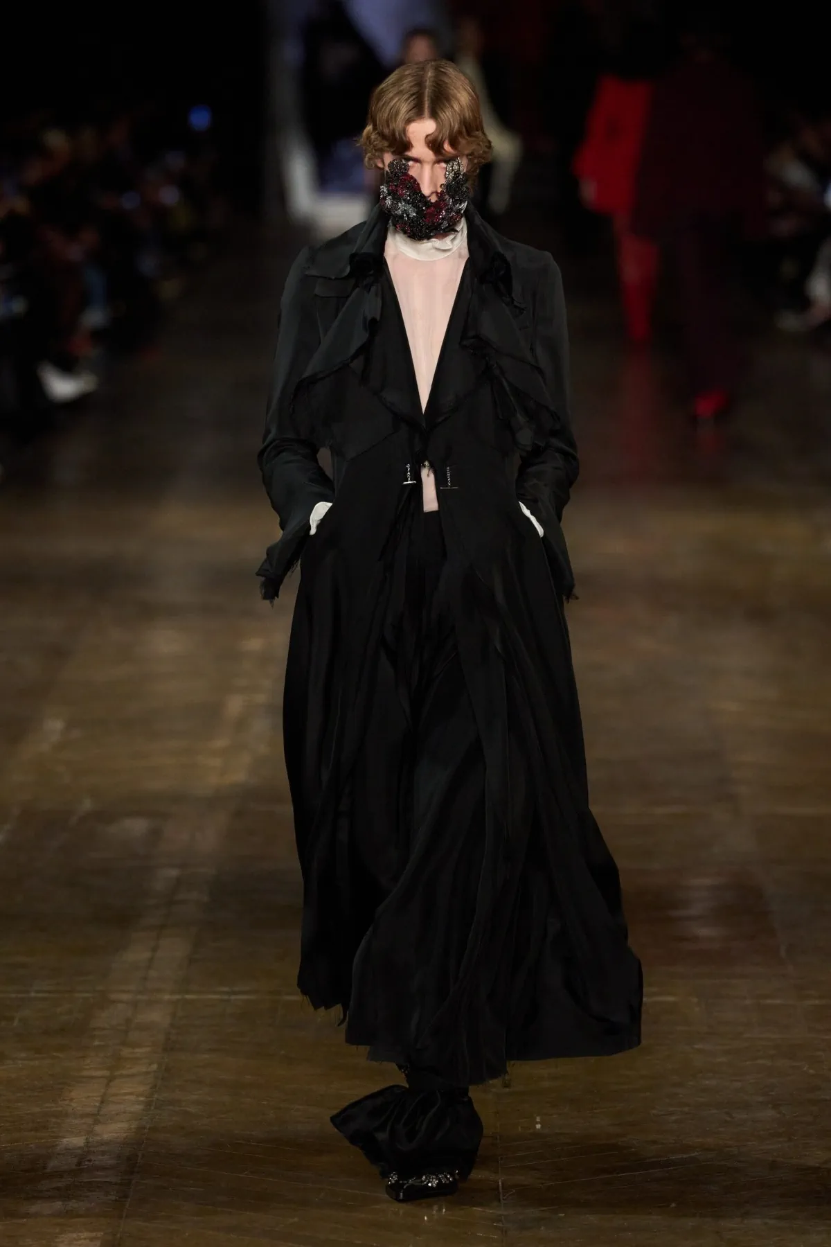 Pour l'automne 2025, McQueen fait revivre l'élégance rebelle avec les codes du dandy victorien