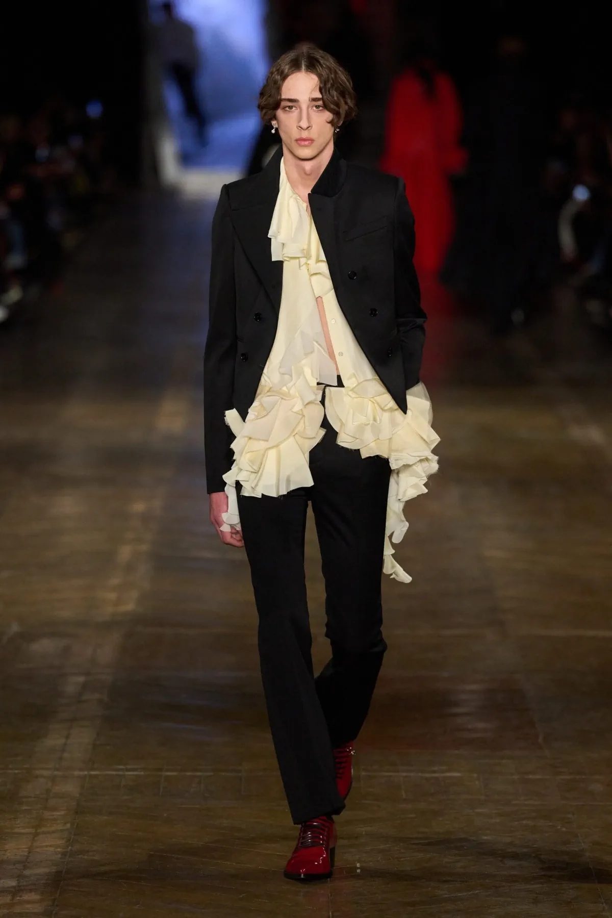 Pour l'automne 2025, McQueen fait revivre l'élégance rebelle avec les codes du dandy victorien