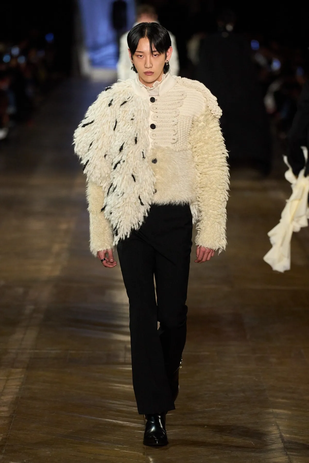 Pour l'automne 2025, McQueen fait revivre l'élégance rebelle avec les codes du dandy victorien