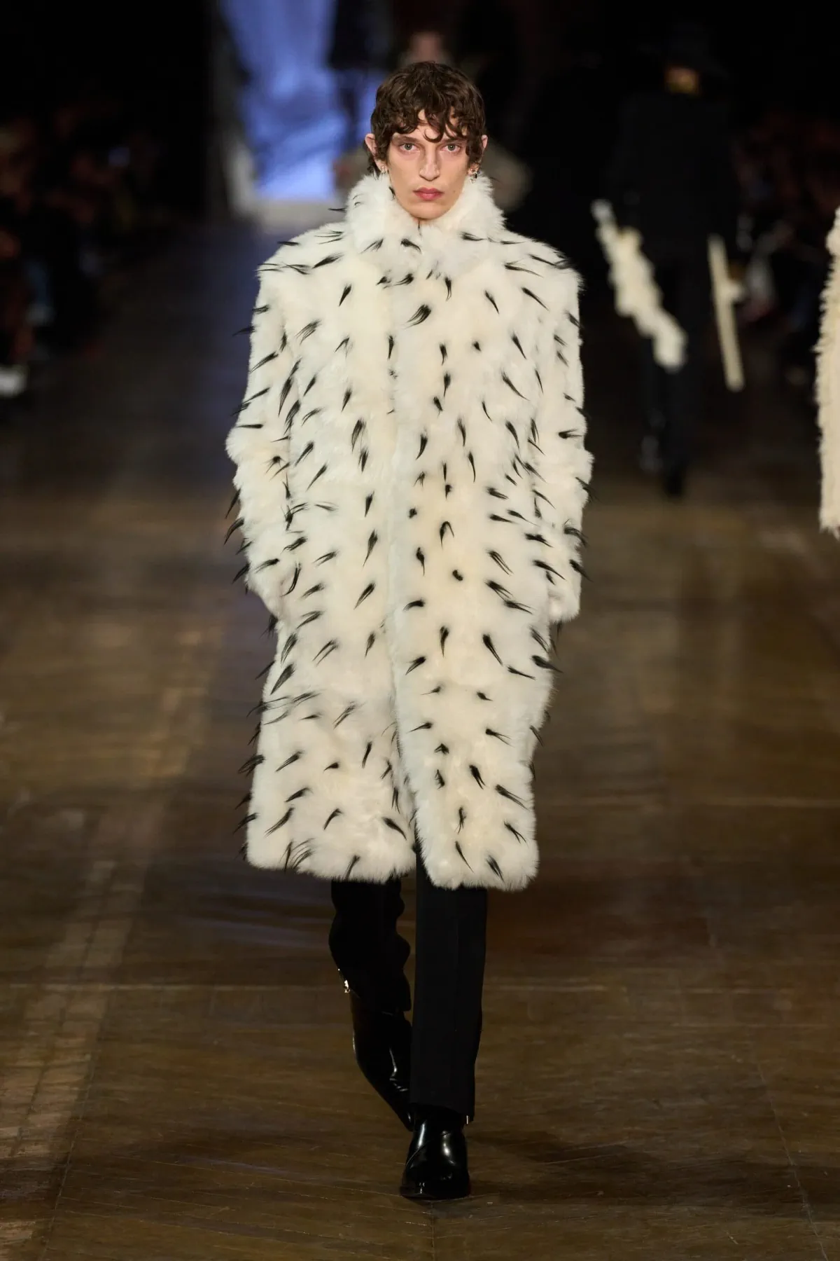 Pour l'automne 2025, McQueen fait revivre l'élégance rebelle avec les codes du dandy victorien