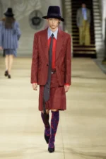 Andreas Kronthaler for Vivienne Westwood Fall Winter 2025 Paris Fashion Week 1 Andreas Kronthaler pour Vivienne Westwood Automne 2025 réinvente la mode masculine dans l'esprit du London Underground