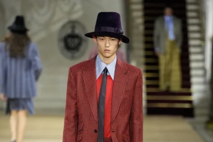 Andreas Kronthaler pour Vivienne Westwood Automne 2025 réinvente la mode masculine dans l'esprit du London Underground