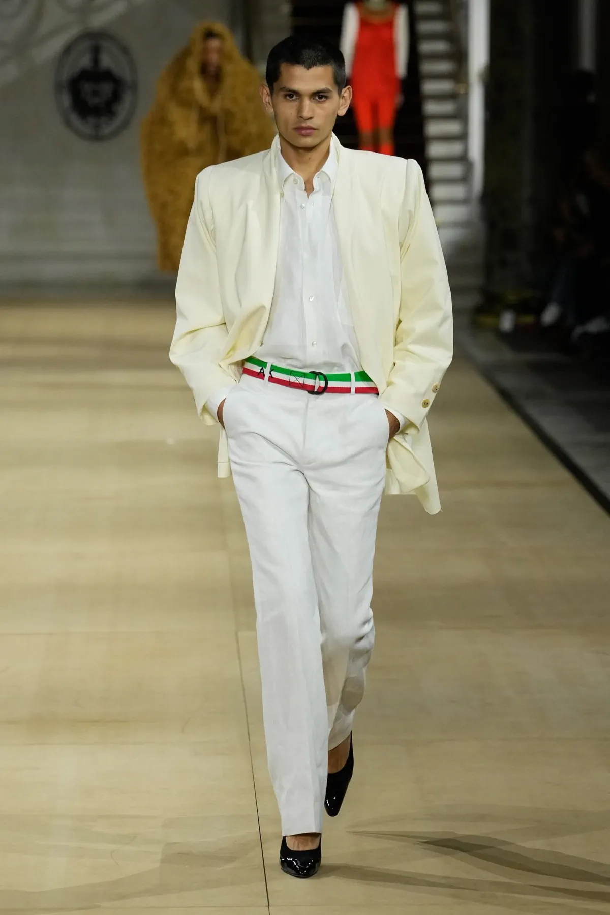 Andreas Kronthaler pour Vivienne Westwood Automne 2025 réinvente la mode masculine dans l'esprit du London Underground