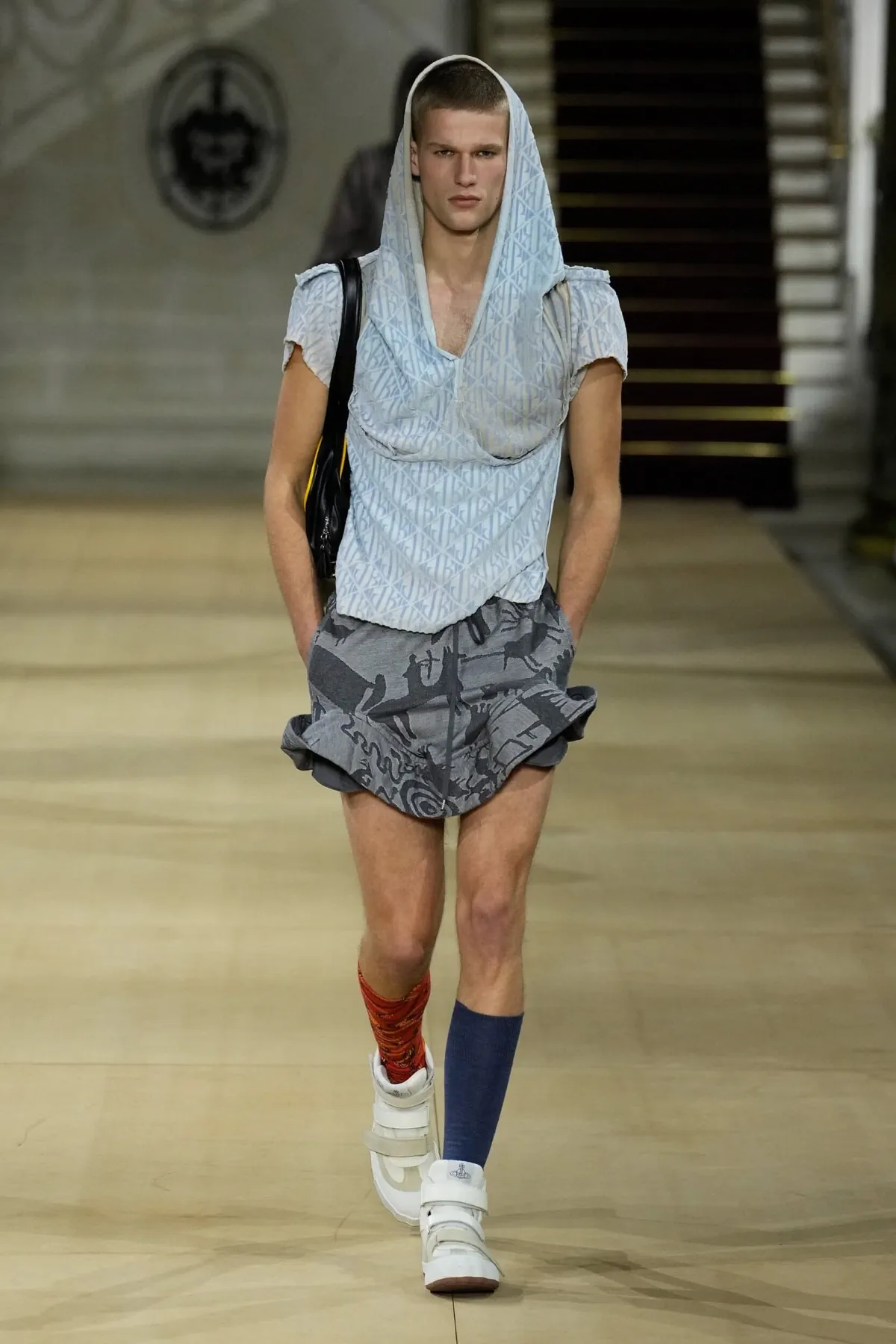 Andreas Kronthaler pour Vivienne Westwood Automne 2025 réinvente la mode masculine dans l'esprit du London Underground
