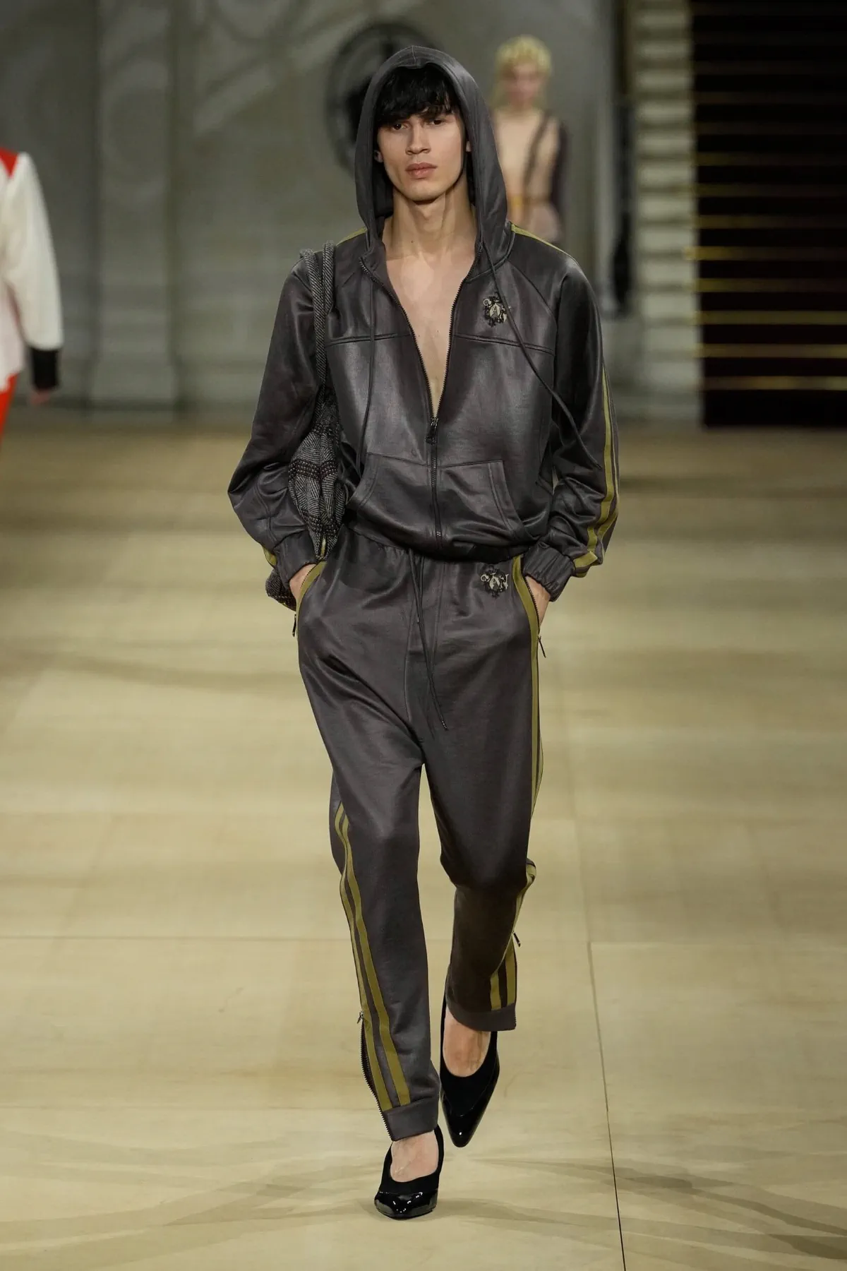 Andreas Kronthaler pour Vivienne Westwood Automne 2025 réinvente la mode masculine dans l'esprit du London Underground