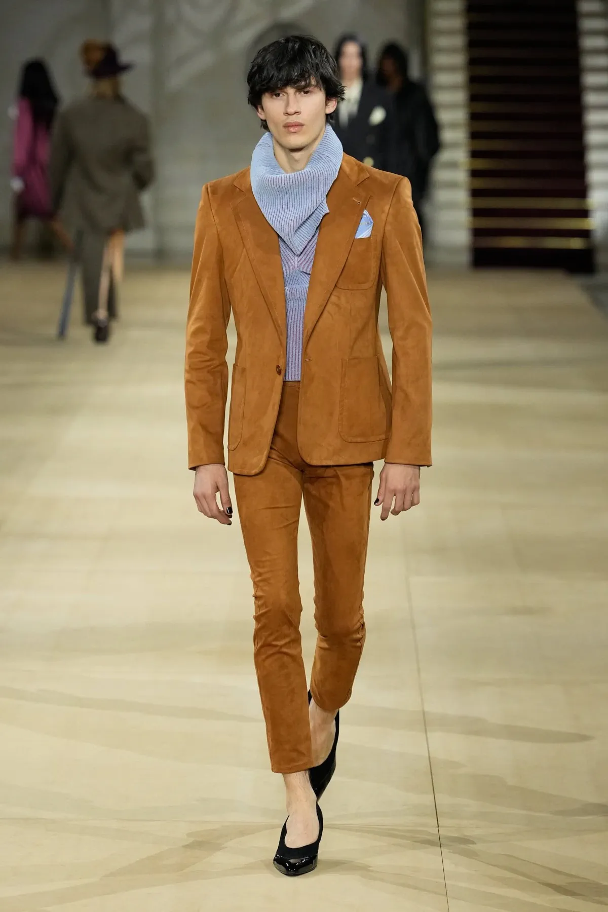 Andreas Kronthaler pour Vivienne Westwood Automne 2025 réinvente la mode masculine dans l'esprit du London Underground