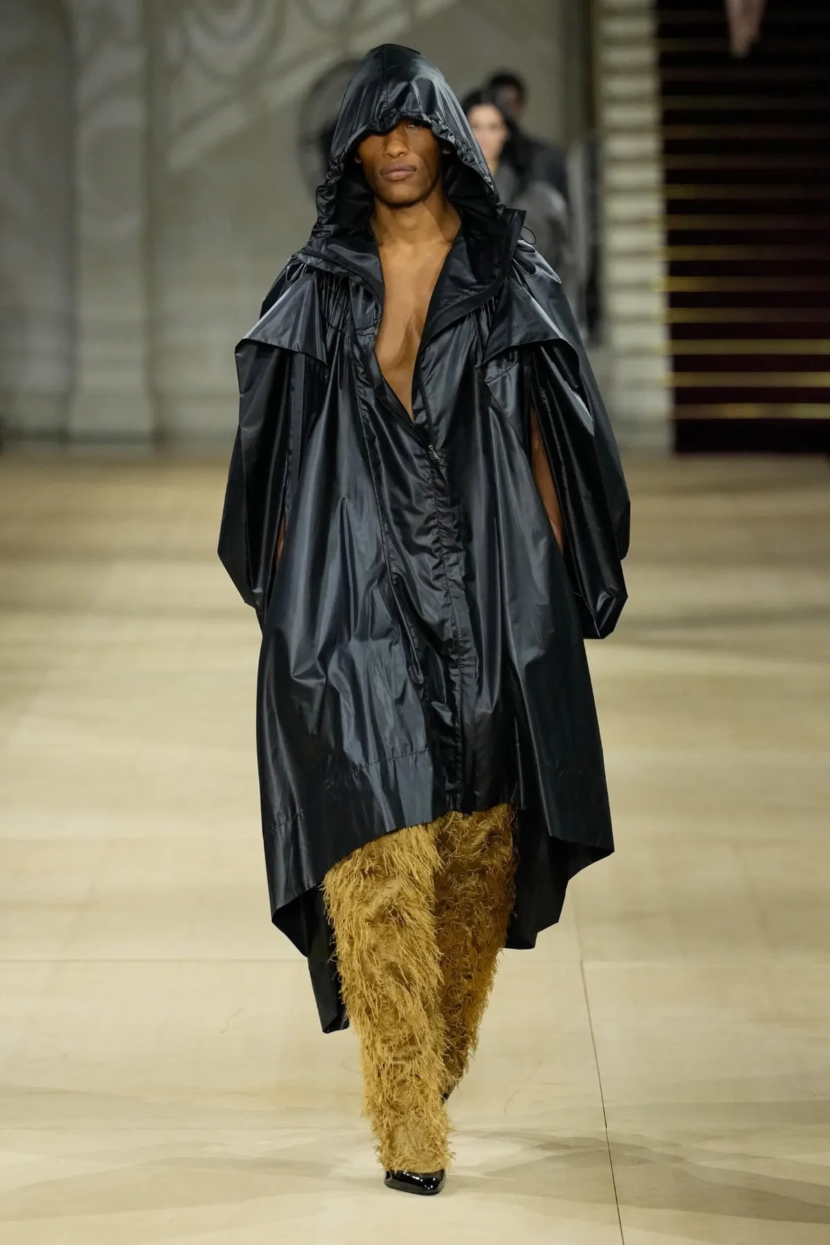 Andreas Kronthaler pour Vivienne Westwood Automne 2025 réinvente la mode masculine dans l'esprit du London Underground