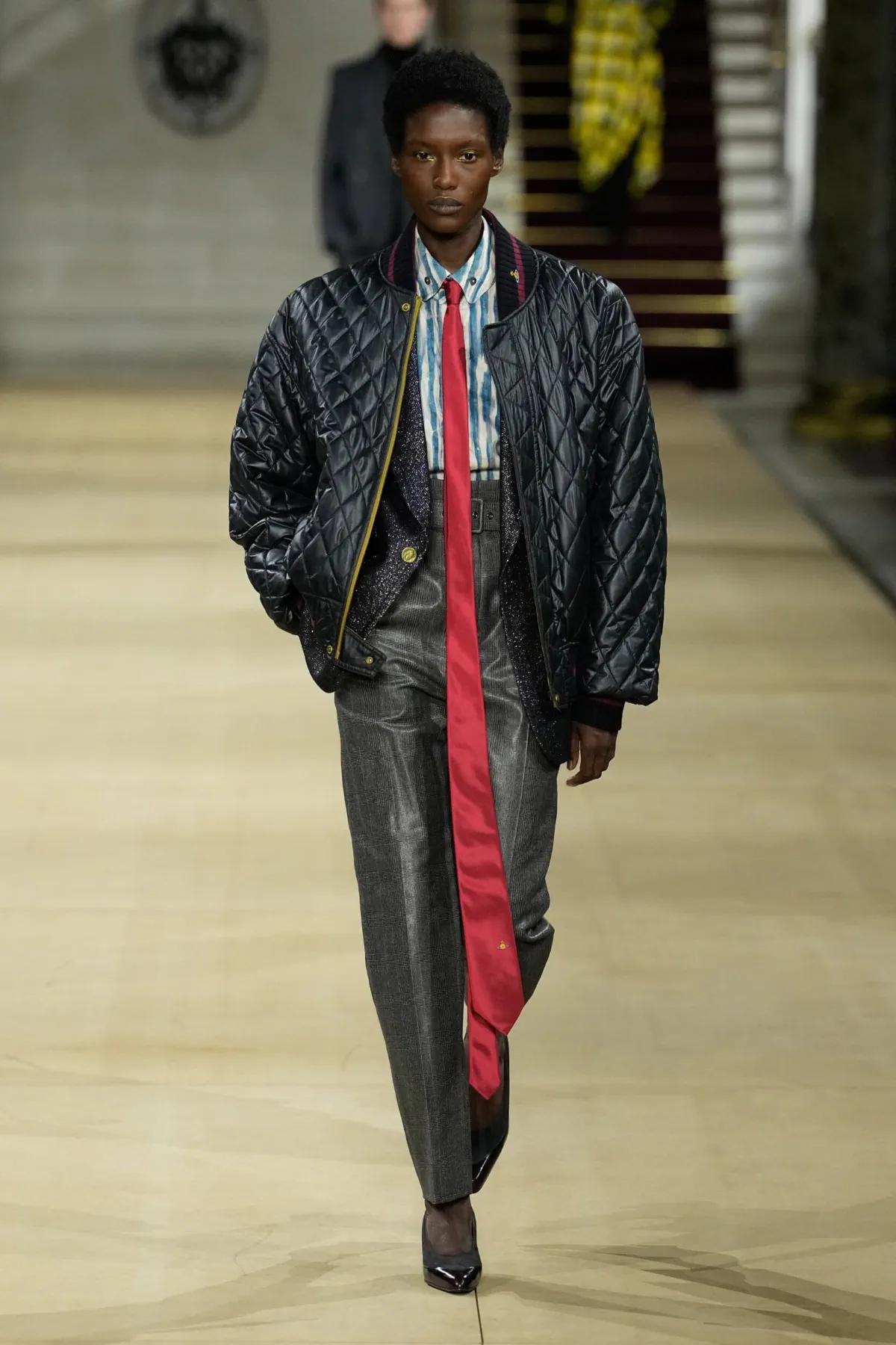 Andreas Kronthaler pour Vivienne Westwood Automne 2025 réinvente la mode masculine dans l'esprit du London Underground