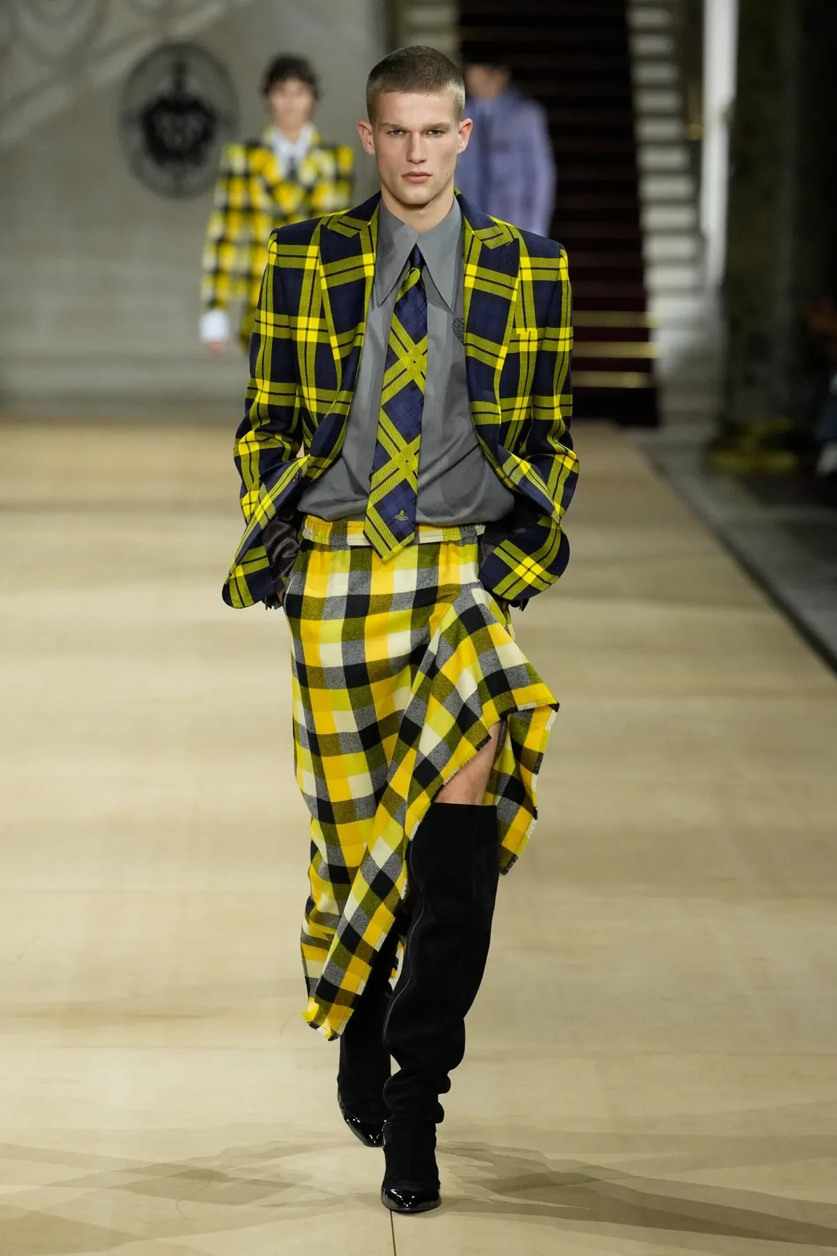 Andreas Kronthaler pour Vivienne Westwood Automne 2025 réinvente la mode masculine dans l'esprit du London Underground