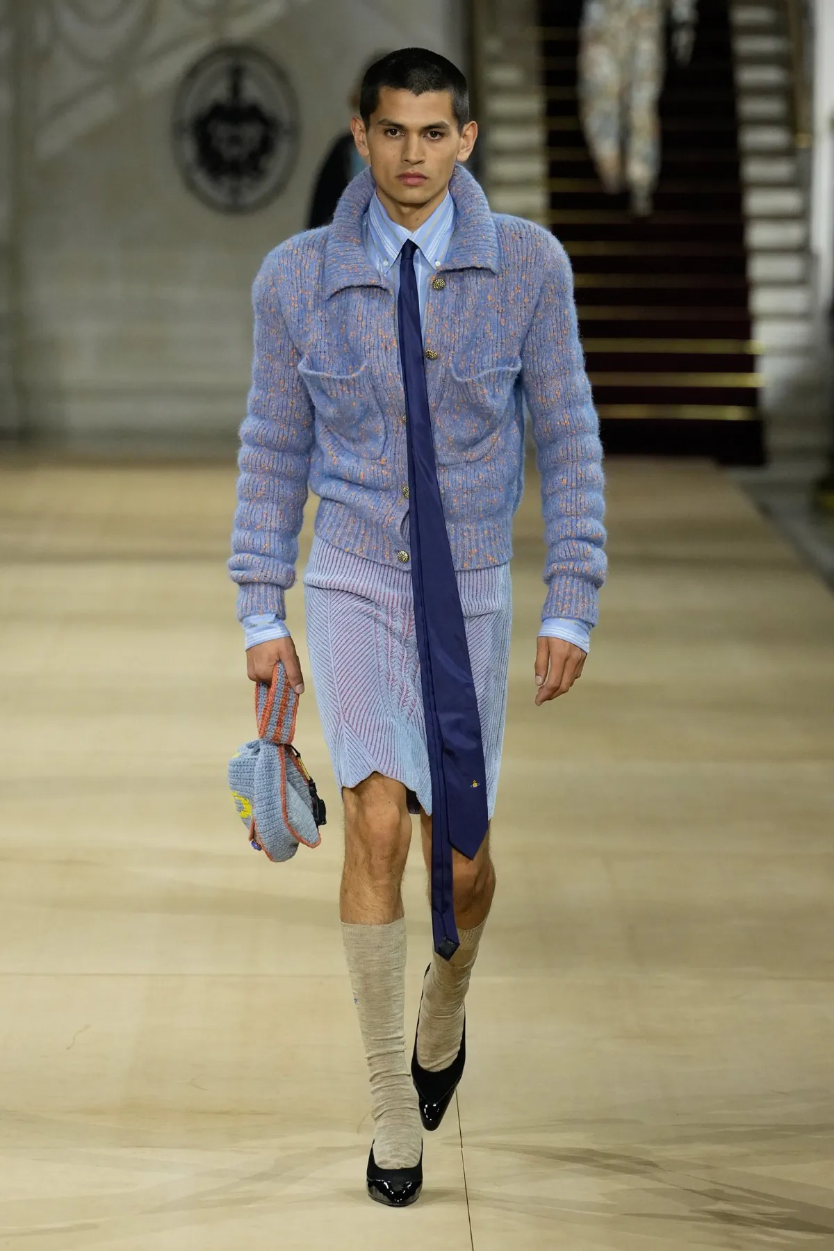 Andreas Kronthaler pour Vivienne Westwood Automne 2025 réinvente la mode masculine dans l'esprit du London Underground