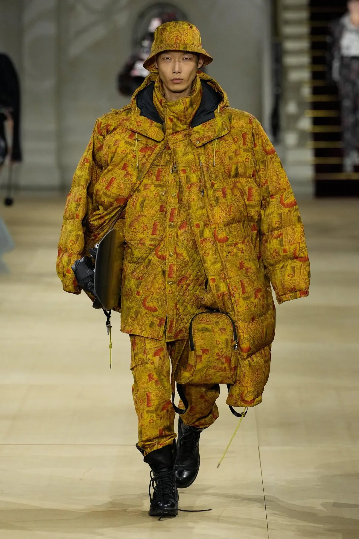 Andreas Kronthaler pour Vivienne Westwood Automne 2025 réinvente la mode masculine dans l'esprit du London Underground
