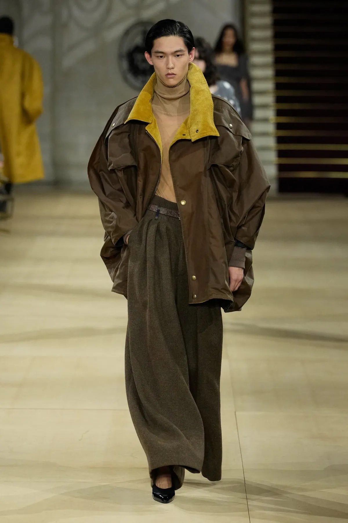 Andreas Kronthaler pour Vivienne Westwood Automne 2025 réinvente la mode masculine dans l'esprit du London Underground
