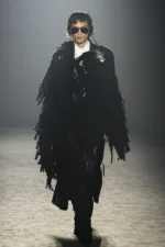 Ann Demeulemeester Fall Winter 2025 Paris Fashion Week 1 Pour l'automne 2025, Ann Demeulemeester s'est inspirée des vagabonds du désert