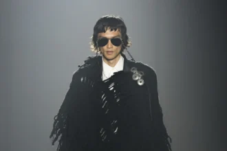 Pour l'automne 2025, Ann Demeulemeester s'est inspirée des vagabonds du désert