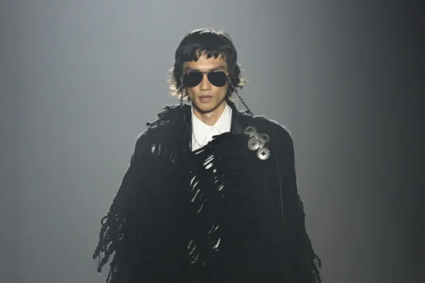 Pour l'automne 2025, Ann Demeulemeester s'est inspirée des vagabonds du désert