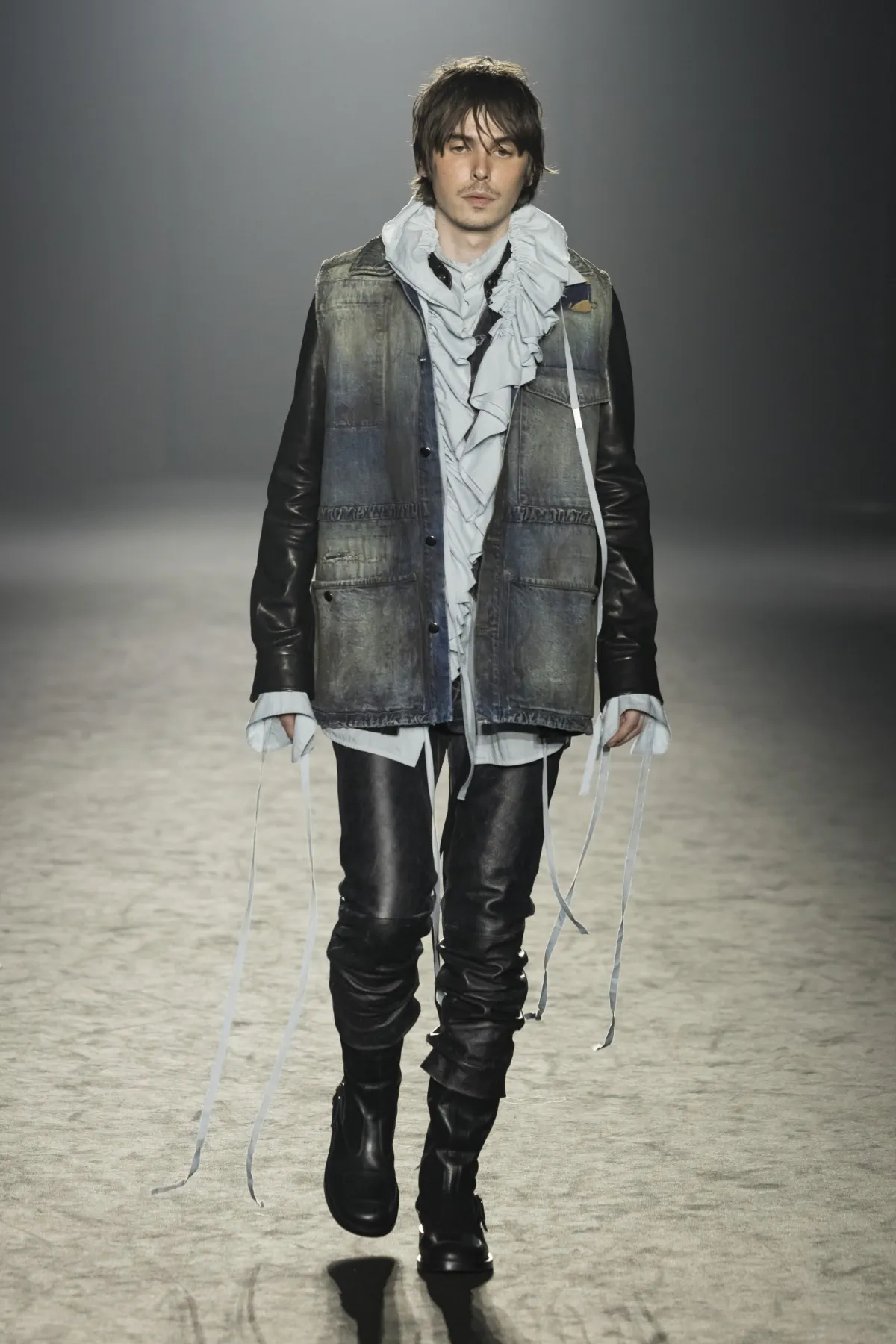 Pour l'automne 2025, Ann Demeulemeester s'est inspirée des vagabonds du désert