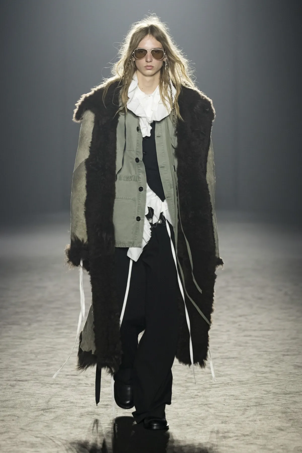 Pour l'automne 2025, Ann Demeulemeester s'est inspirée des vagabonds du désert