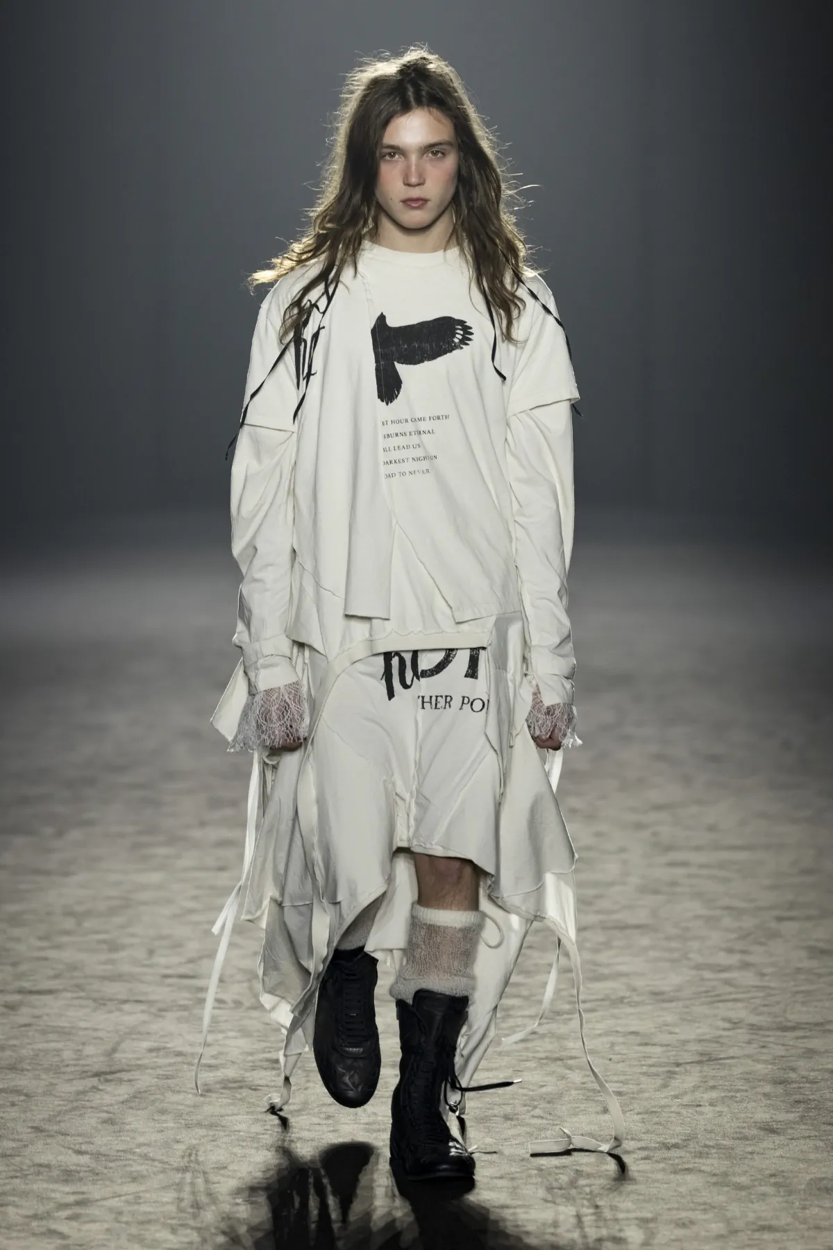 Pour l'automne 2025, Ann Demeulemeester s'est inspirée des vagabonds du désert