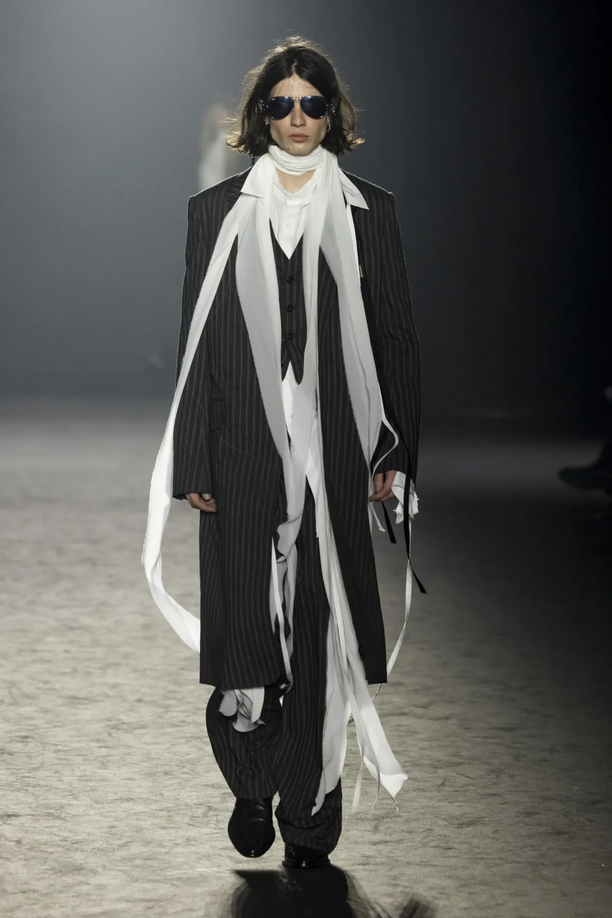 Pour l'automne 2025, Ann Demeulemeester s'est inspirée des vagabonds du désert