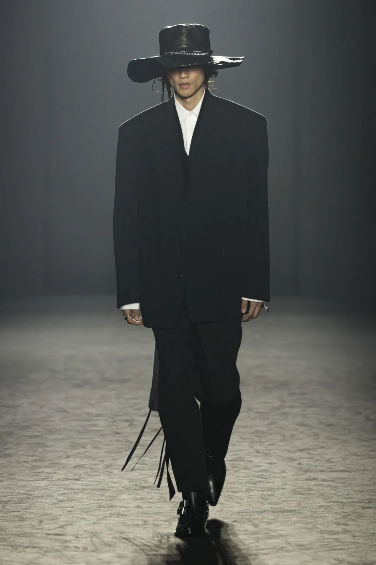Pour l'automne 2025, Ann Demeulemeester s'est inspirée des vagabonds du désert