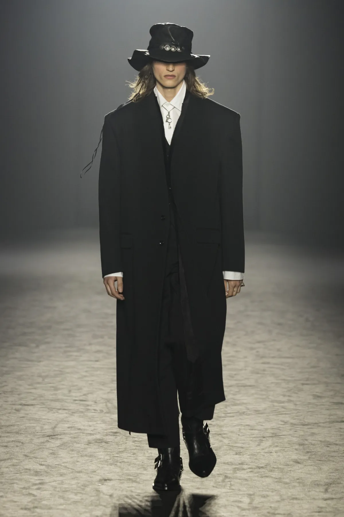 Pour l'automne 2025, Ann Demeulemeester s'est inspirée des vagabonds du désert