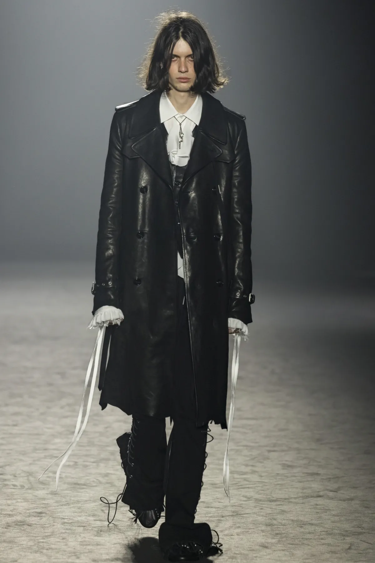 Pour l'automne 2025, Ann Demeulemeester s'est inspirée des vagabonds du désert