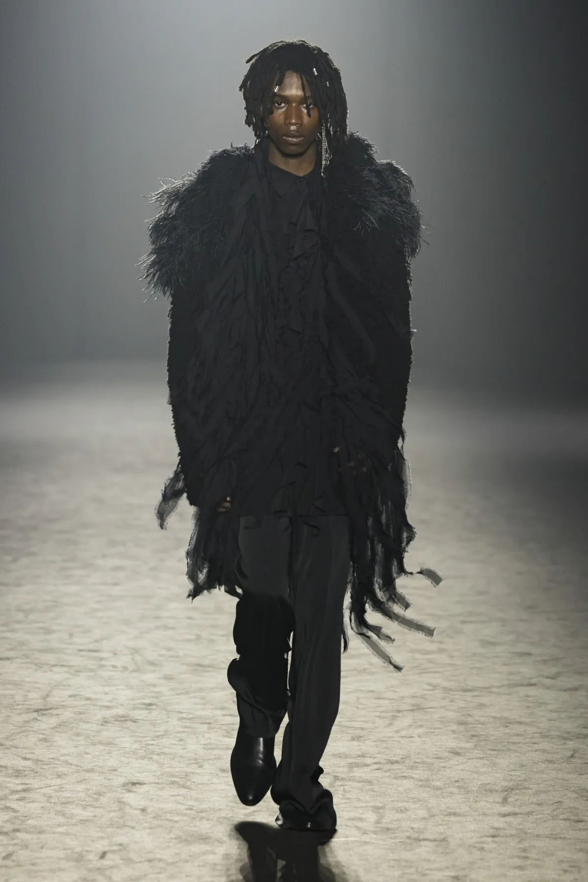 Pour l'automne 2025, Ann Demeulemeester s'est inspirée des vagabonds du désert