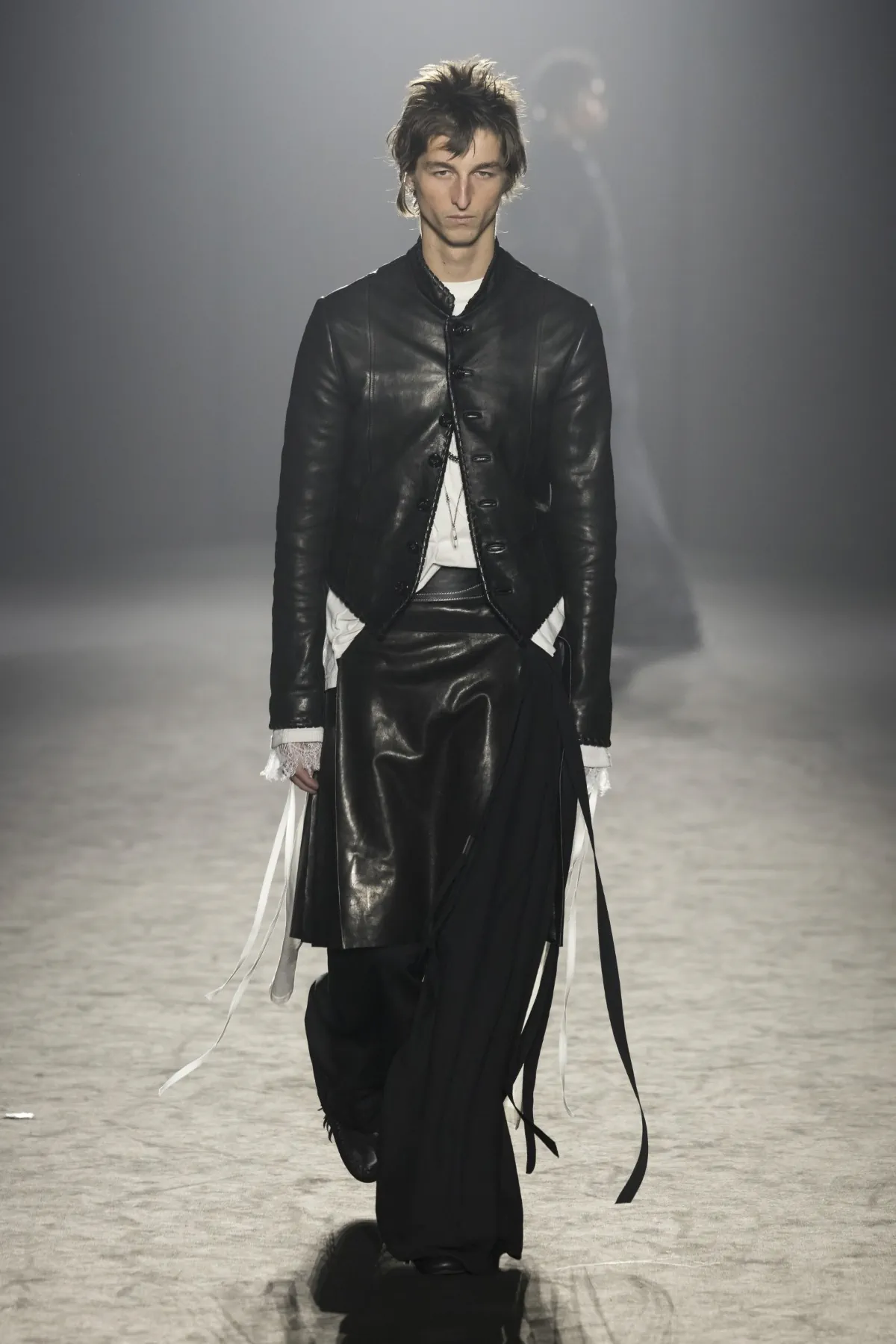 Pour l'automne 2025, Ann Demeulemeester s'est inspirée des vagabonds du désert