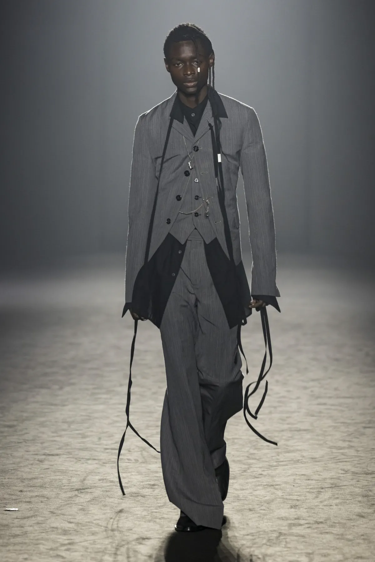 Pour l'automne 2025, Ann Demeulemeester s'est inspirée des vagabonds du désert