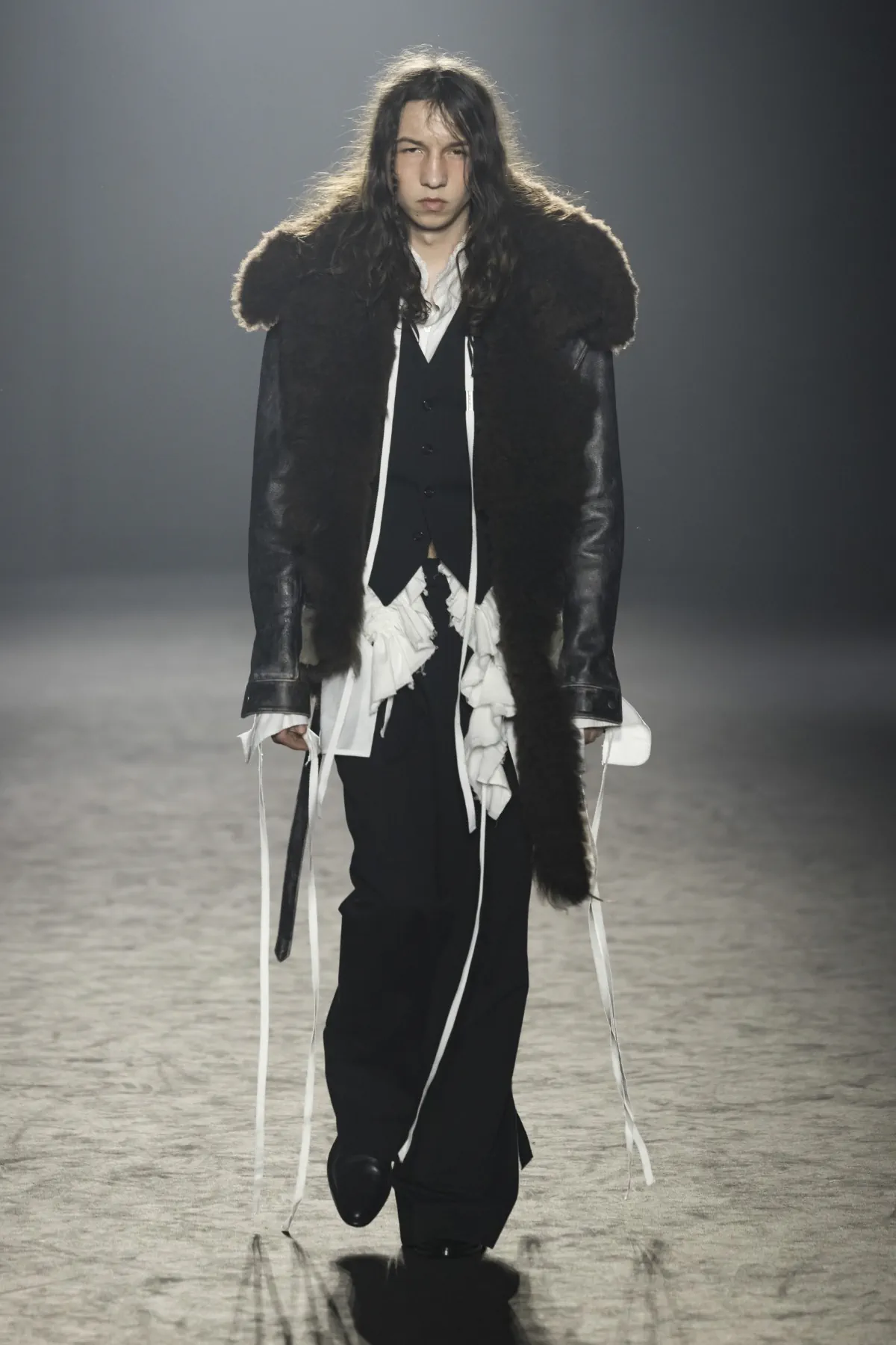 Pour l'automne 2025, Ann Demeulemeester s'est inspirée des vagabonds du désert