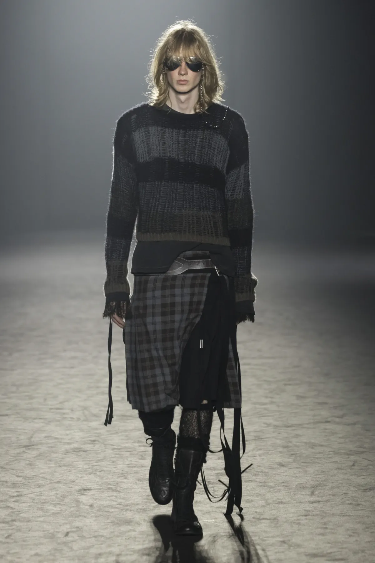 Pour l'automne 2025, Ann Demeulemeester s'est inspirée des vagabonds du désert