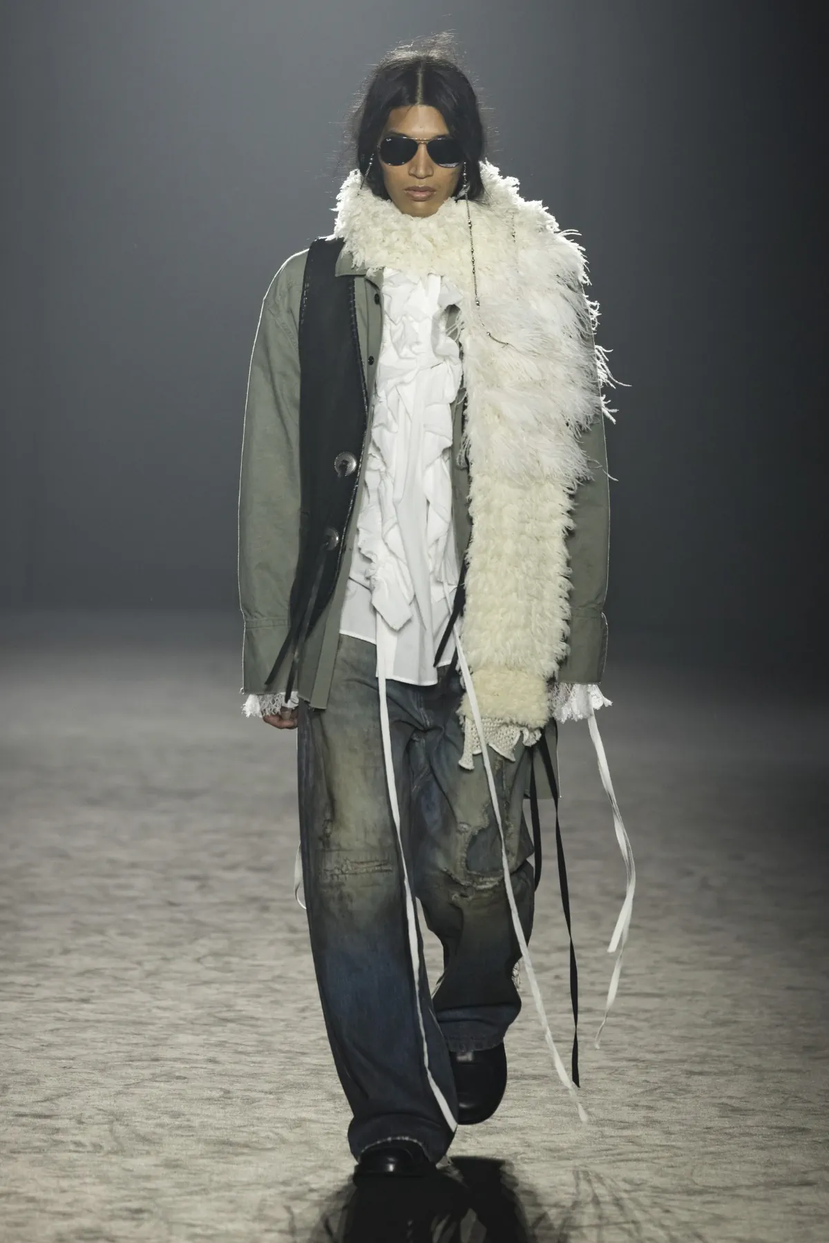 Pour l'automne 2025, Ann Demeulemeester s'est inspirée des vagabonds du désert