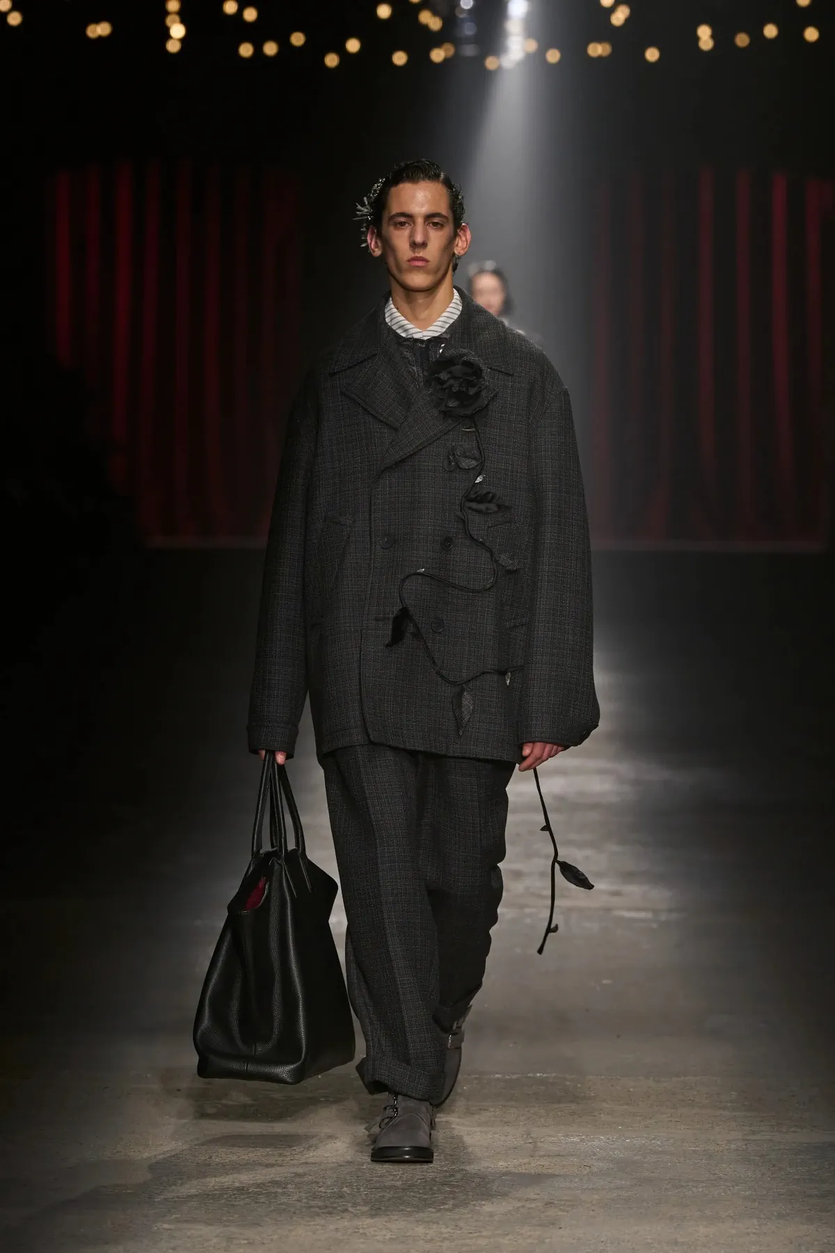 La collection Automne 2025 d'Antonio Marras s'inspire du mélodrame sarde et de l'artisanat moderne