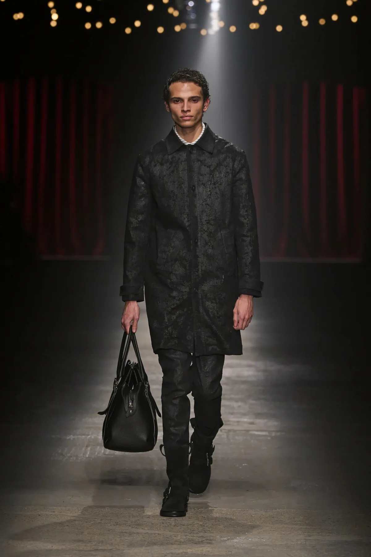 La collection Automne 2025 d'Antonio Marras s'inspire du mélodrame sarde et de l'artisanat moderne