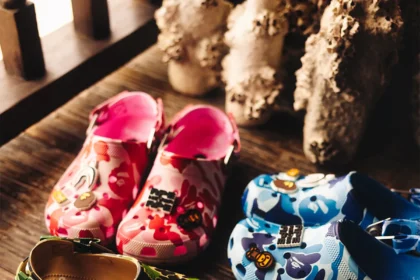 BAPE et Crocs s'associent pour une collaboration détonnante de sabots camouflage