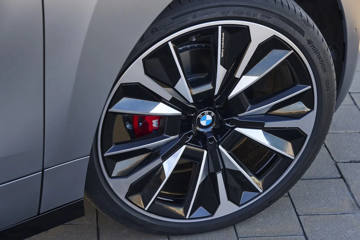 La BMW iX 2025, le nouveau SUV électrique de luxe, porte l'excellence vers de nouveaux sommets