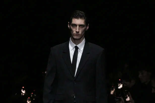 Balenciaga Automne 2025 introduit un nouveau standard plus accessible