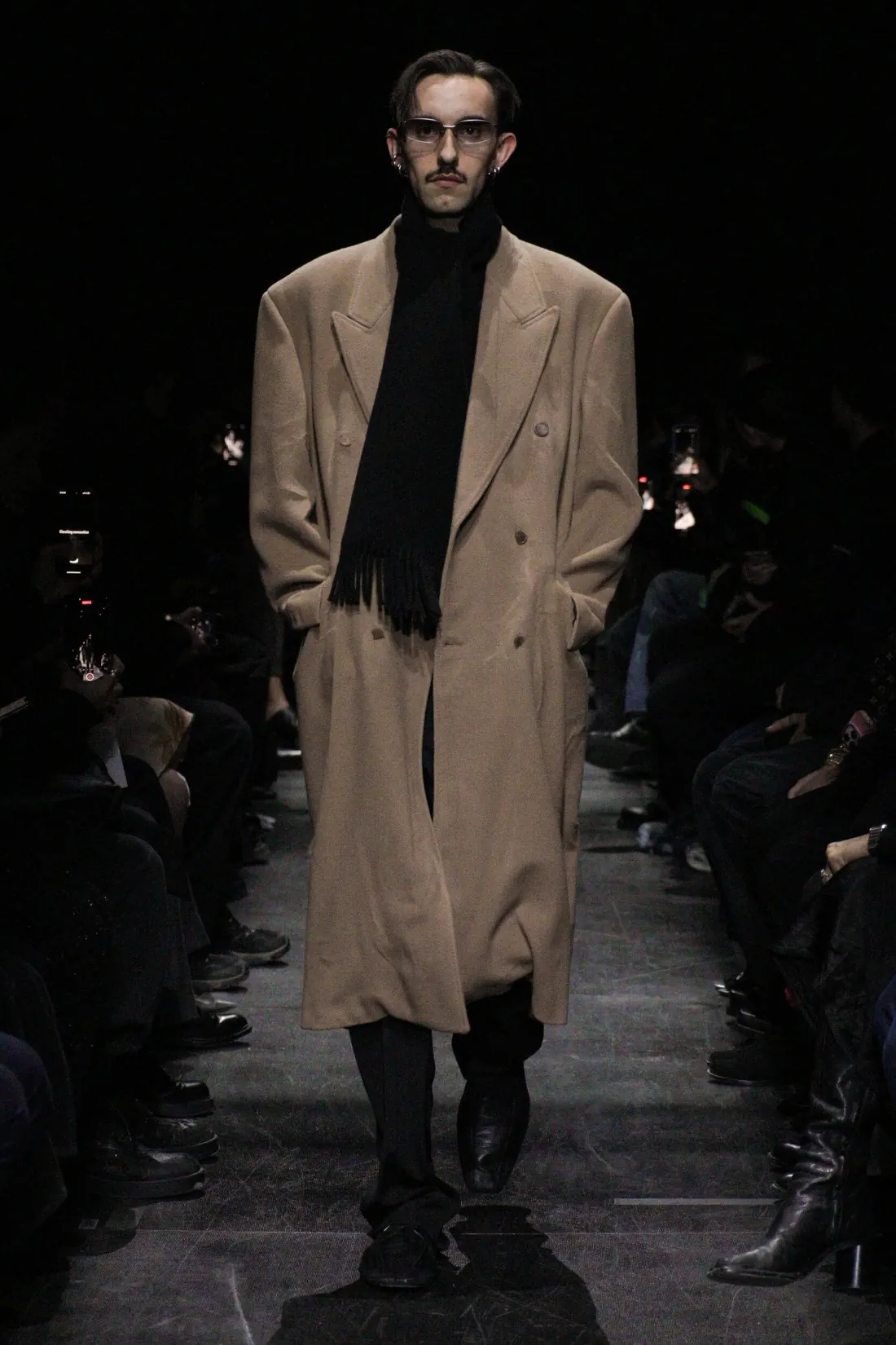 Balenciaga Automne 2025 introduit un nouveau standard plus accessible