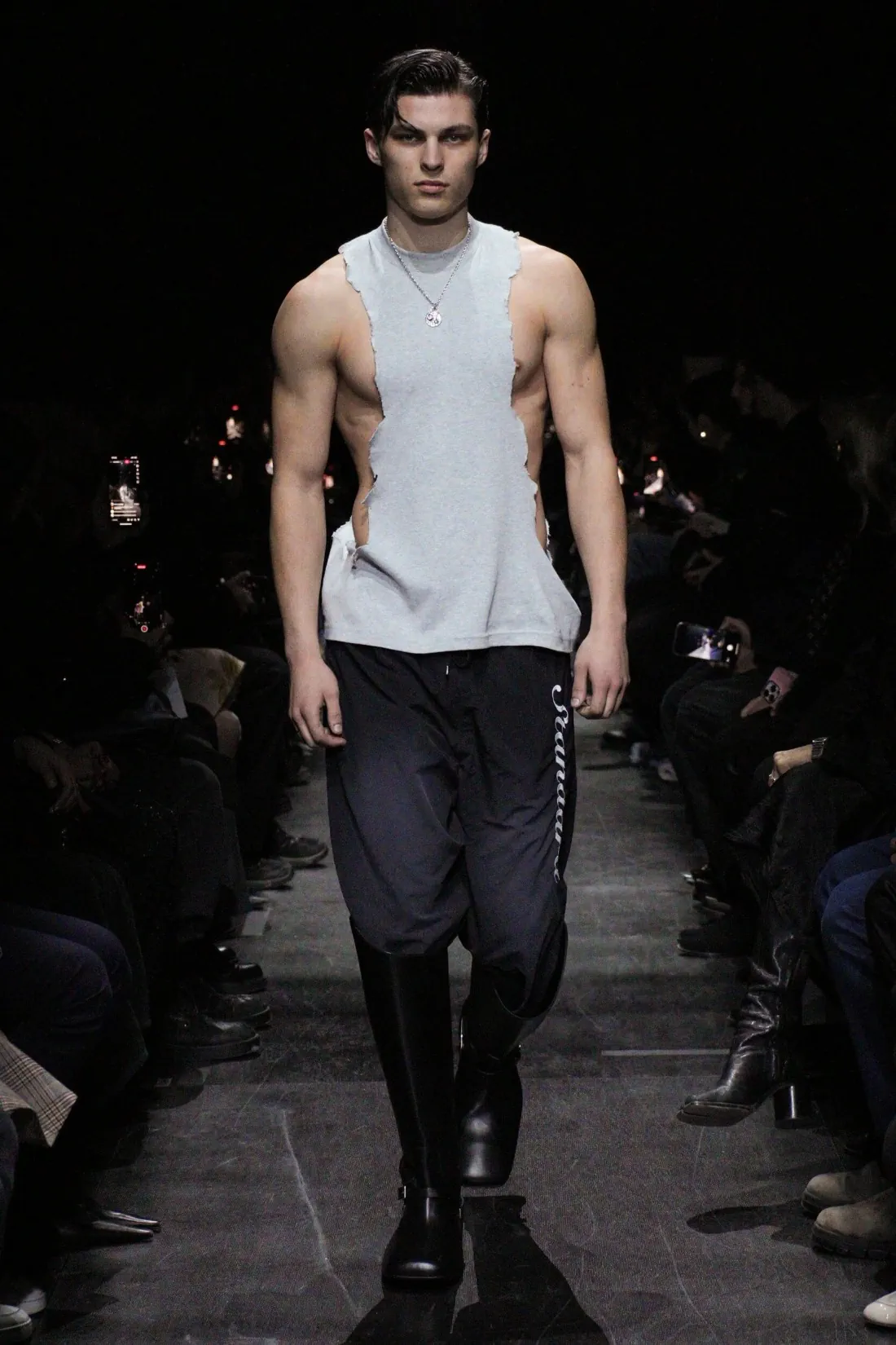 Balenciaga Automne 2025 introduit un nouveau standard plus accessible