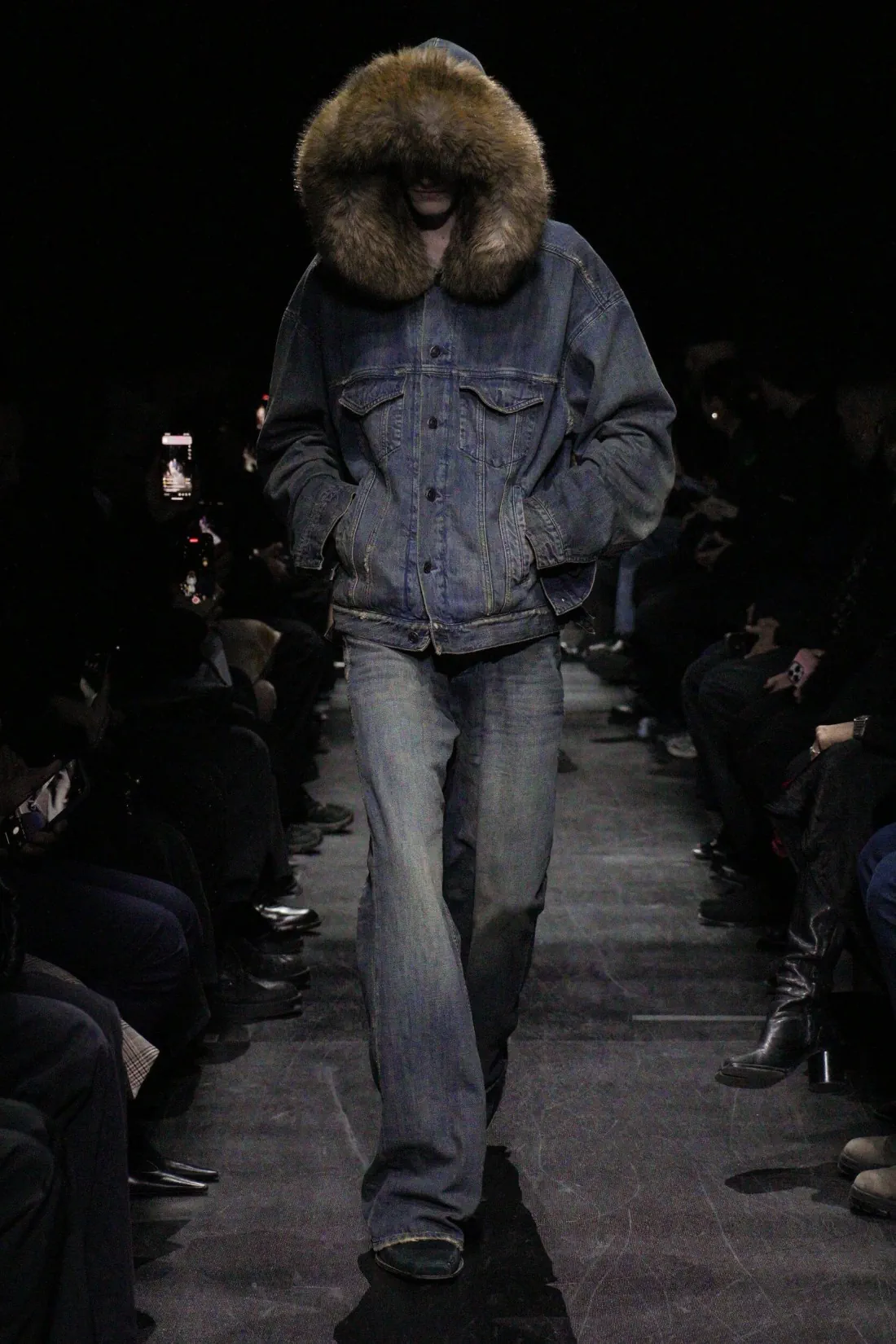 Balenciaga Automne 2025 introduit un nouveau standard plus accessible