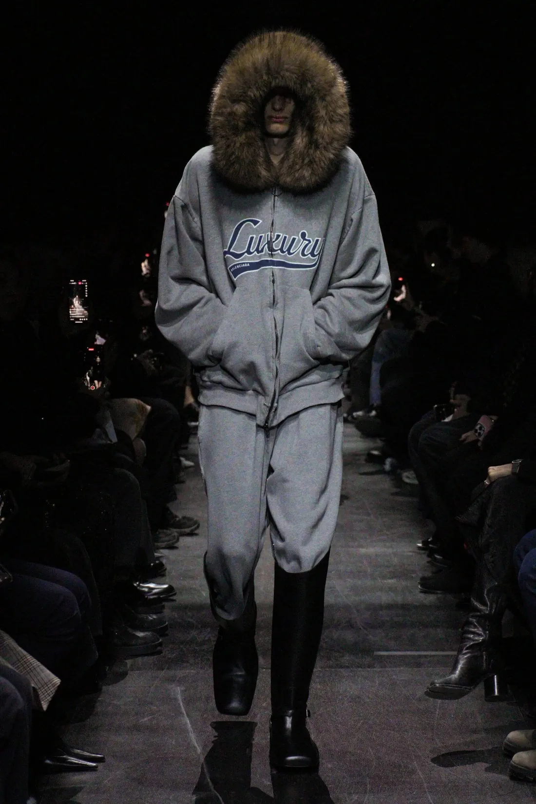 Balenciaga Automne 2025 introduit un nouveau standard plus accessible