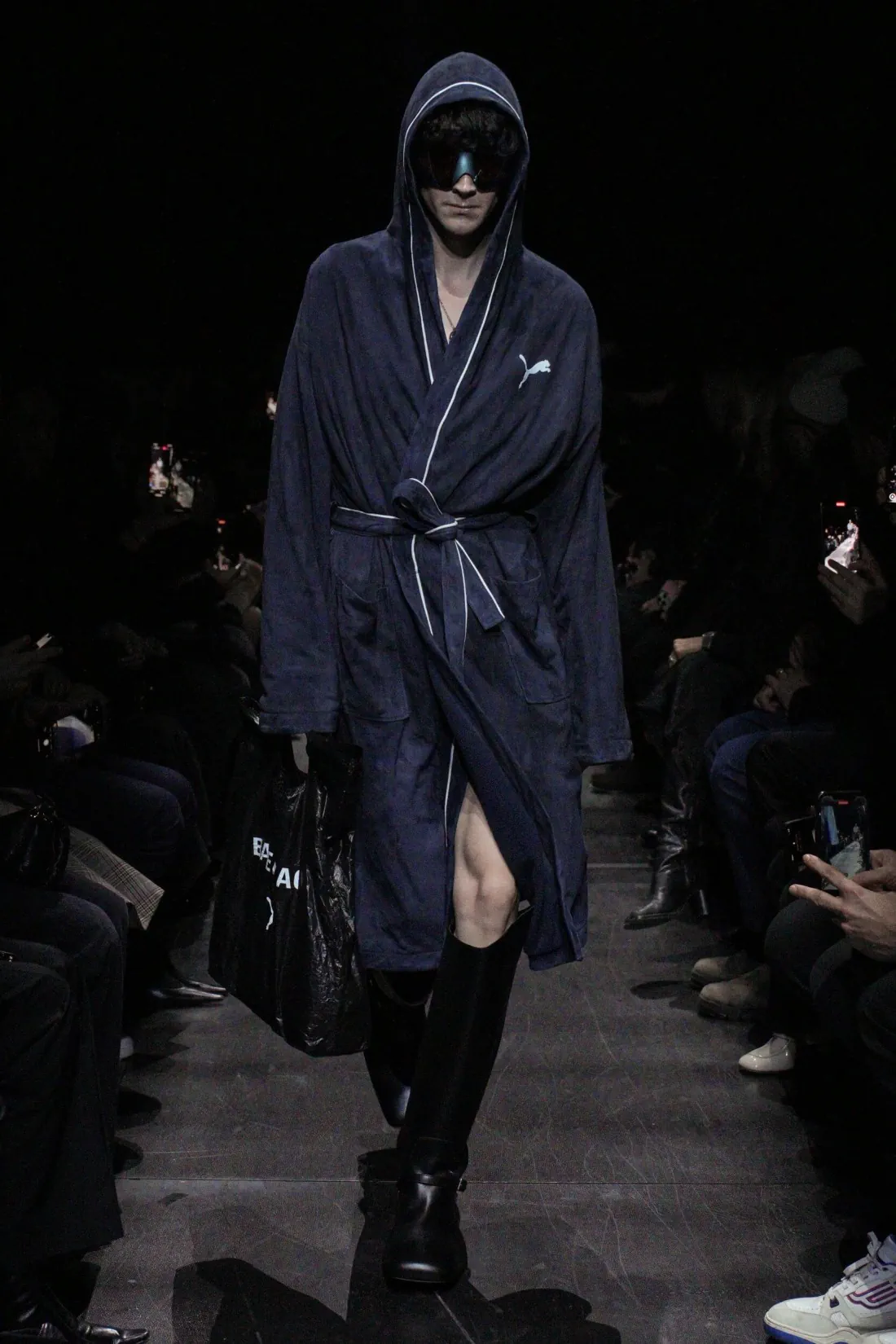 Balenciaga Automne 2025 introduit un nouveau standard plus accessible