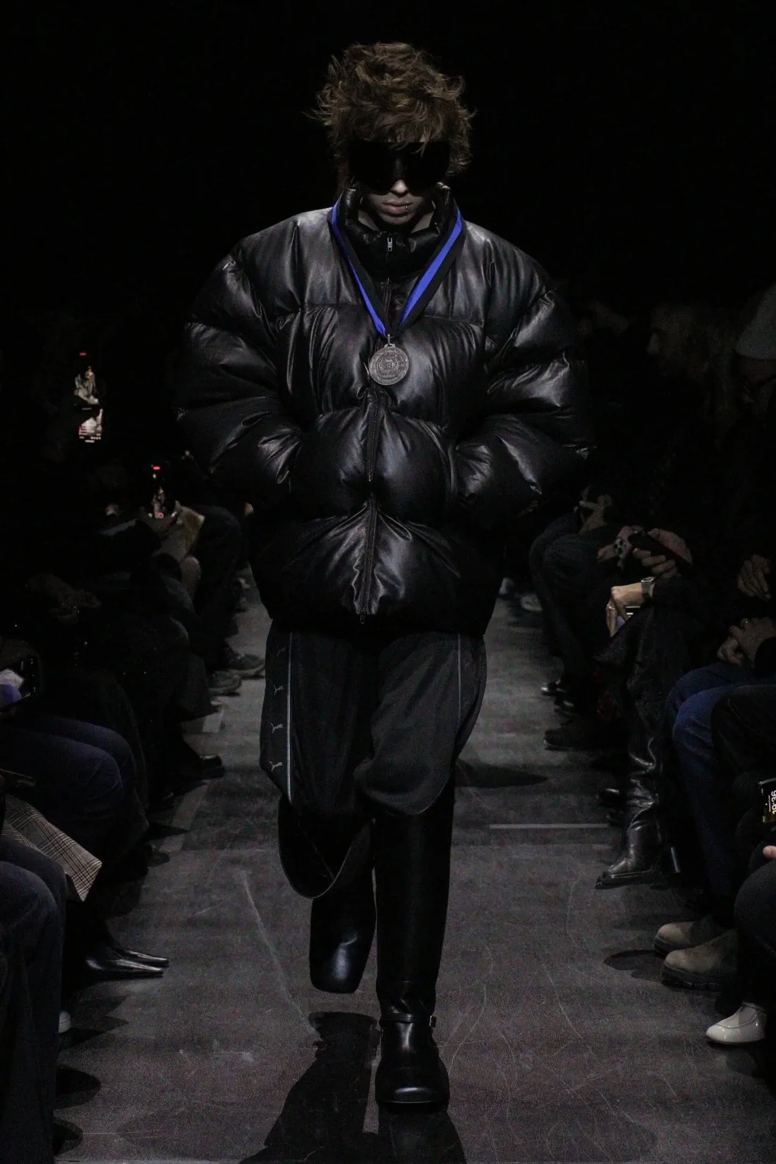 Balenciaga Automne 2025 introduit un nouveau standard plus accessible